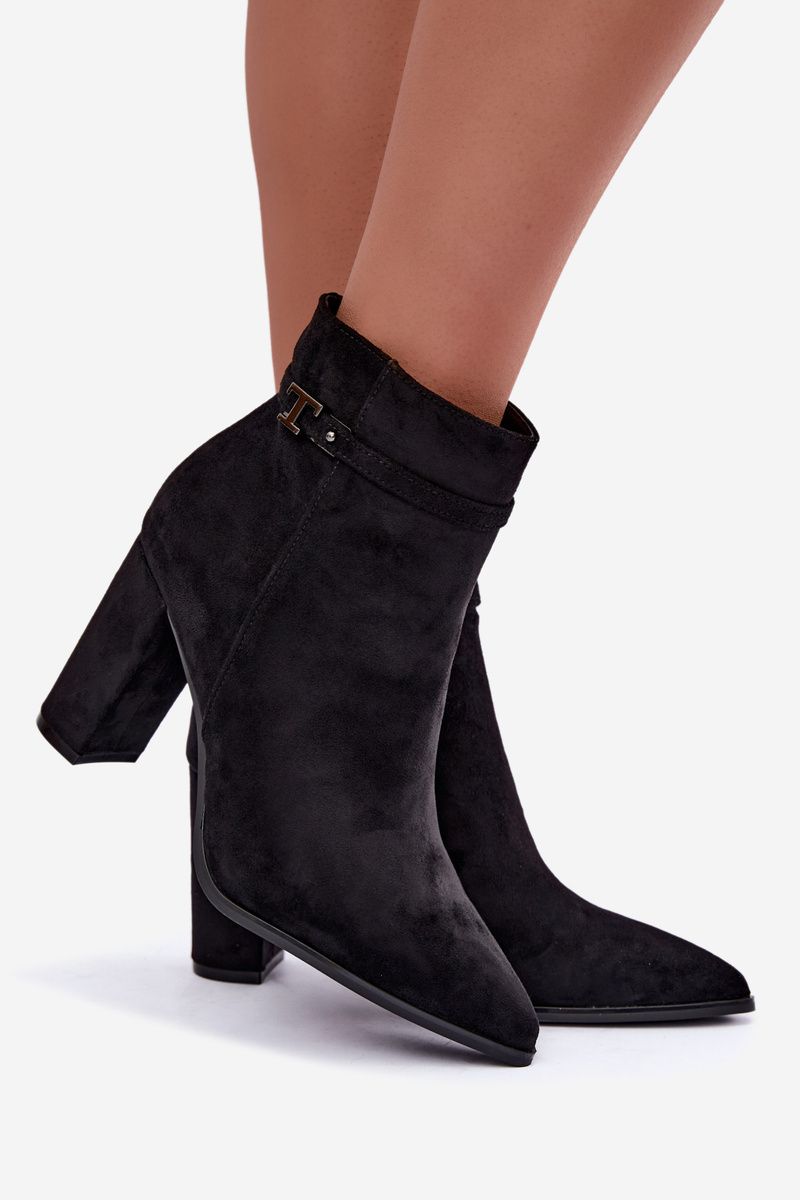 Schwarze Stiefelette mit Blockabsatz und dekorativem Riemen