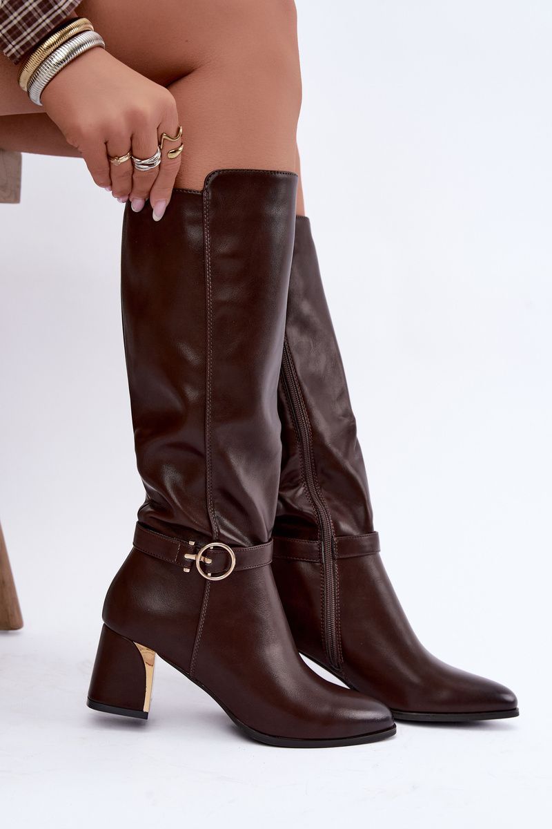 Gefütterte braune Stiefel mit Absatz und dekorativem Riemen