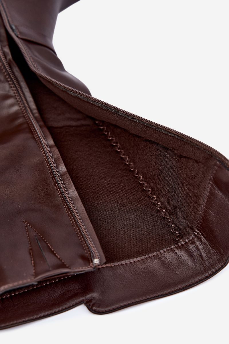 Gefütterte braune Stiefel mit Absatz und dekorativem Riemen