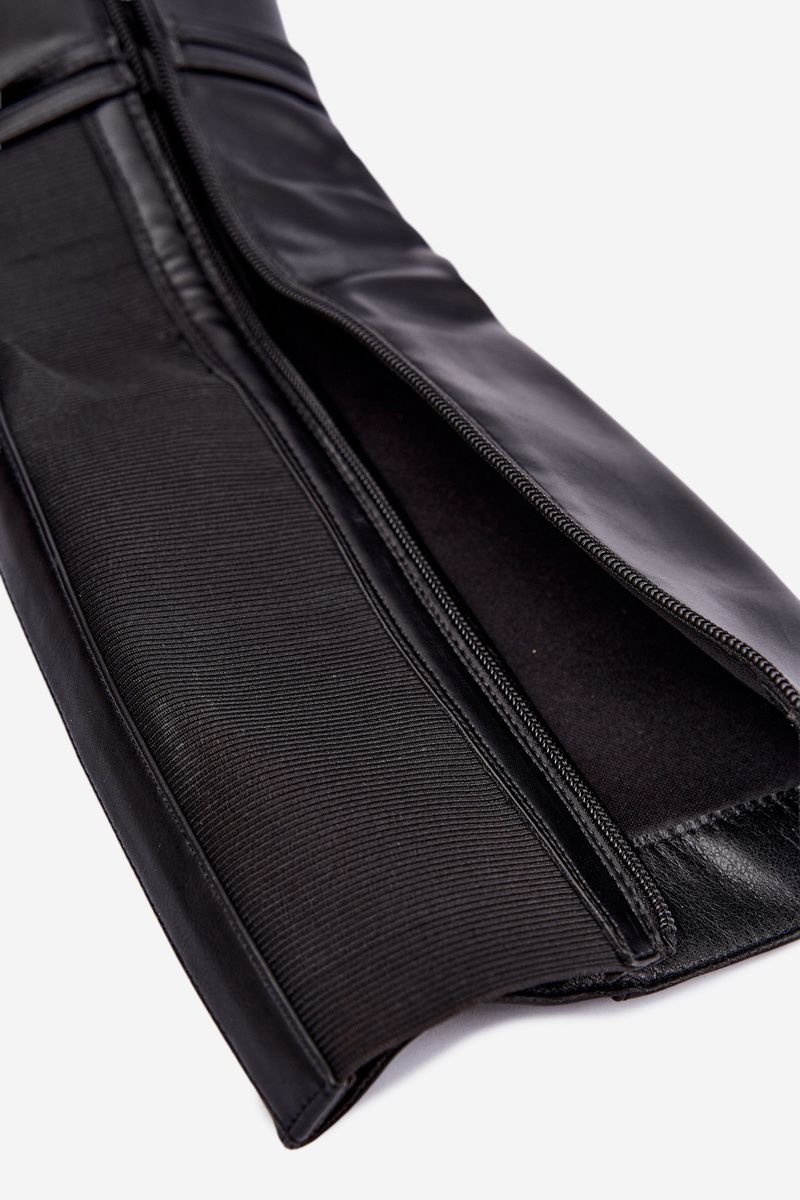 Gefütterte Overknee-Stiefel mit Riemen in Schwarz