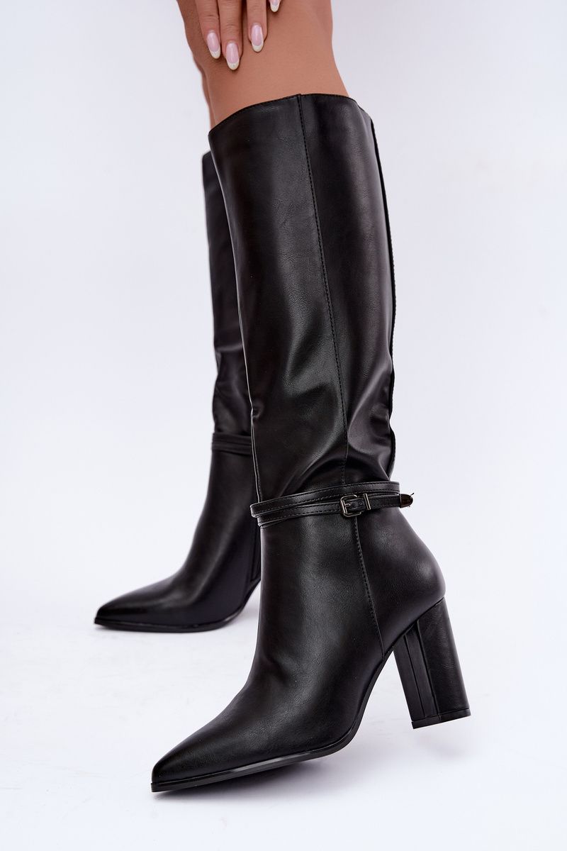 Gefütterte Overknee-Stiefel mit Riemen in Schwarz
