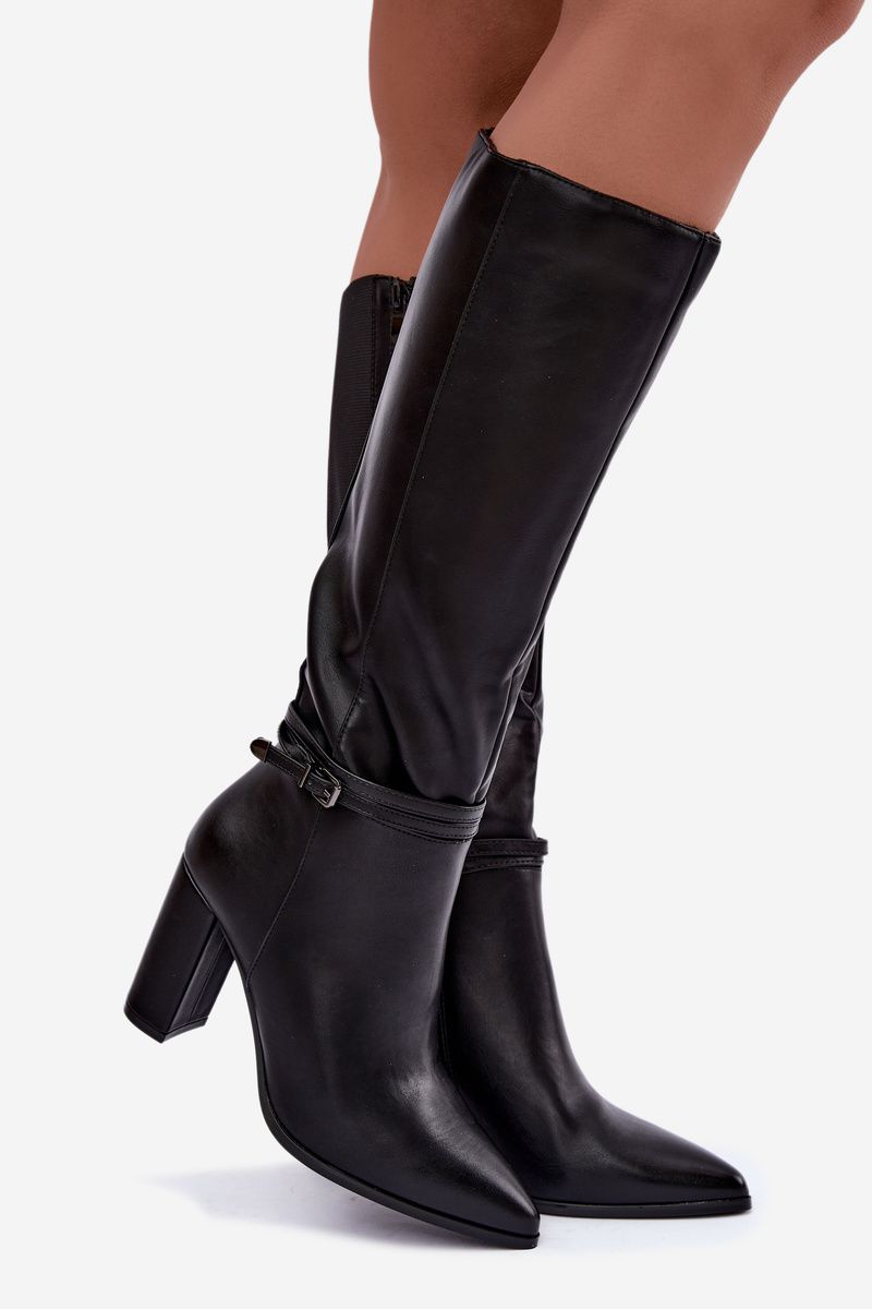 Gefütterte Overknee-Stiefel mit Riemen in Schwarz