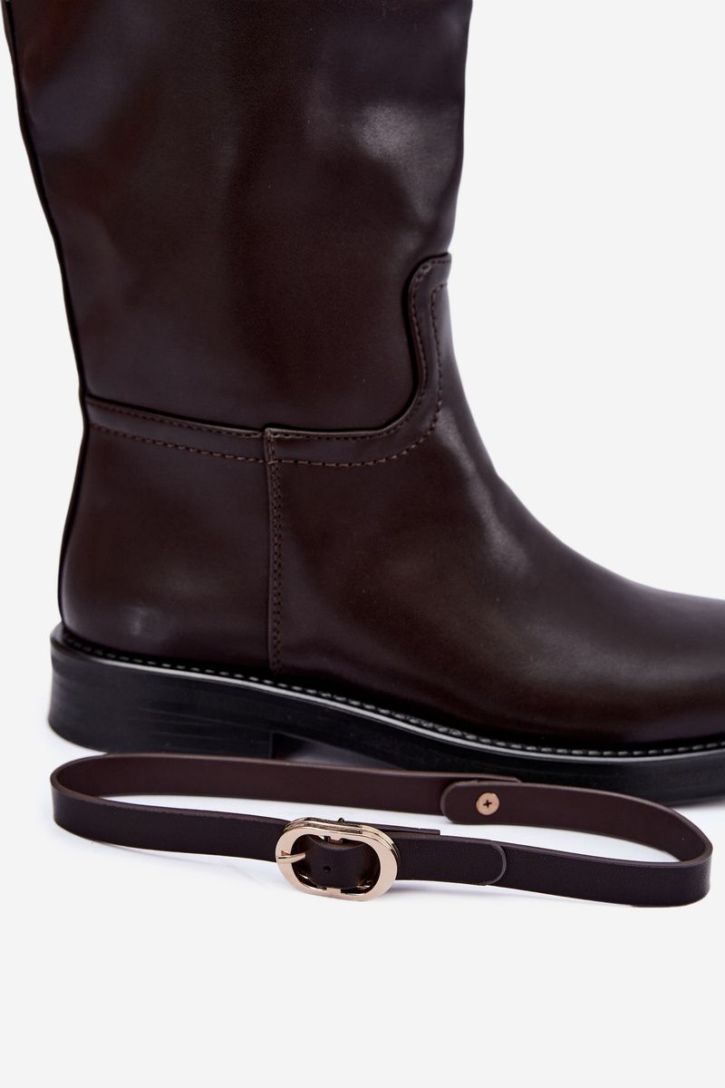 Stiefel mit flachem Absatz, Riemen und goldener Schnalle, braun