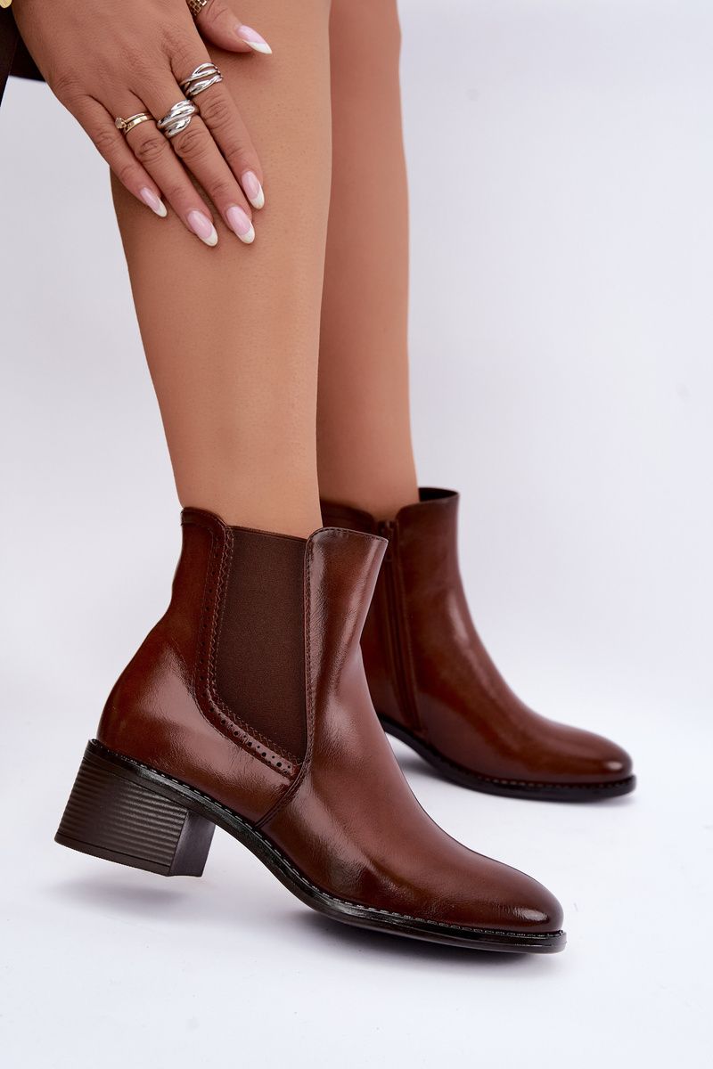 Braune Chelsea-Stiefelette mit Blockabsatz aus Kunstleder
