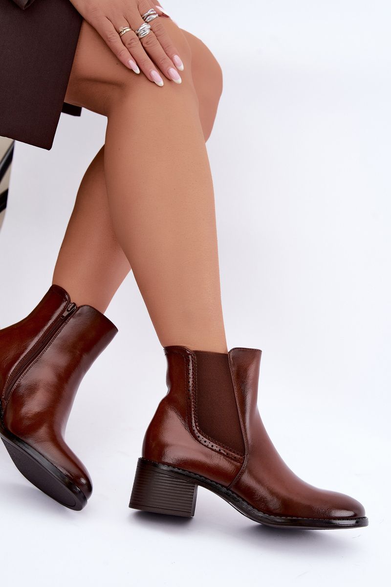 Braune Chelsea-Stiefelette mit Blockabsatz aus Kunstleder