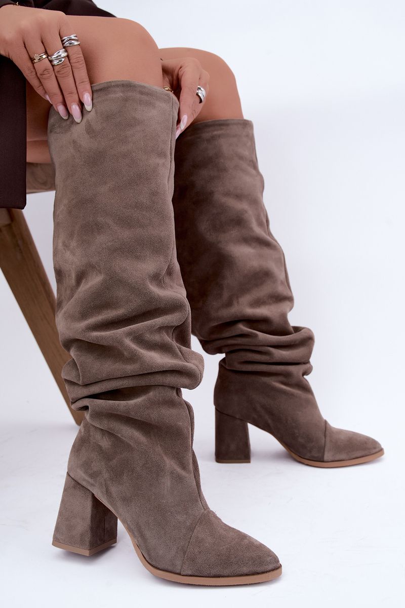 Overknee-Stiefel aus Veloursleder mit Blockabsatz, beige