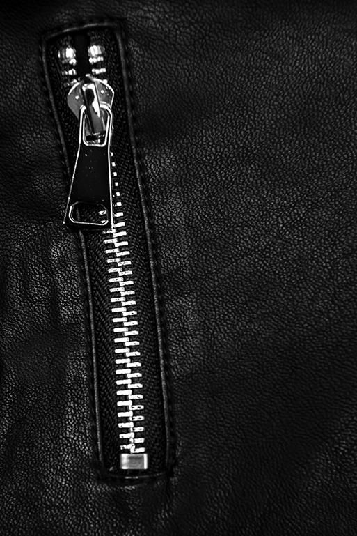 Kunstlederjacke mit schrägem Reißverschluss