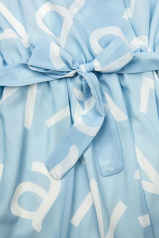 Hellblaues Midikleid mit Schriftzug