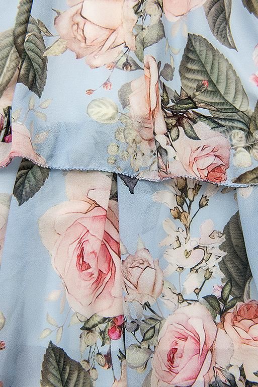 Hellblaues Blumenkleid mit Rüschen und Spitze