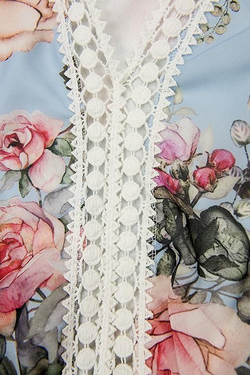 Hellblaues Blumenkleid mit Rüschen und Spitze