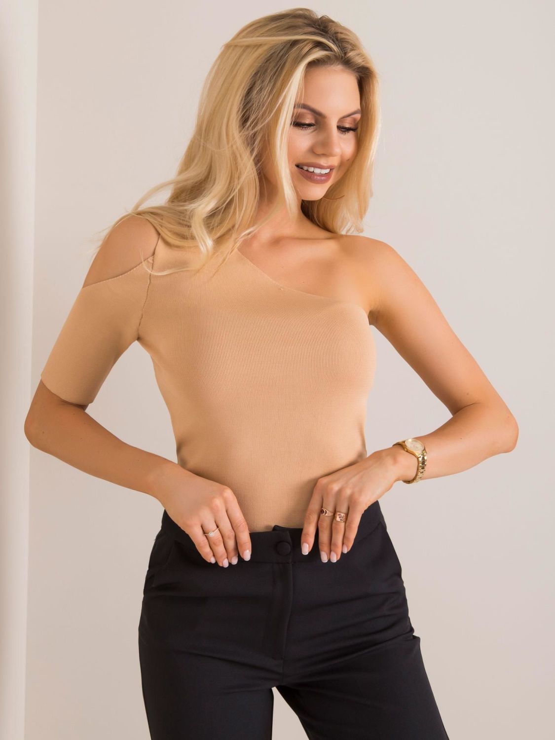 Beige Bluse mit asymmetrischem Ausschnitt RUE PARIS