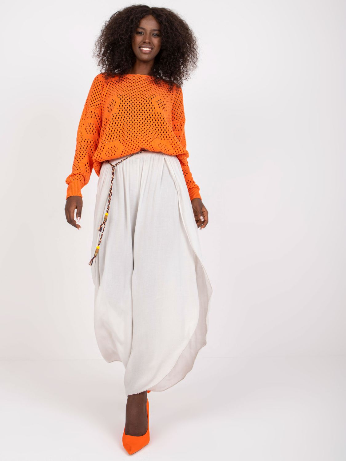 Stylische beige Hose mit hohem Bund