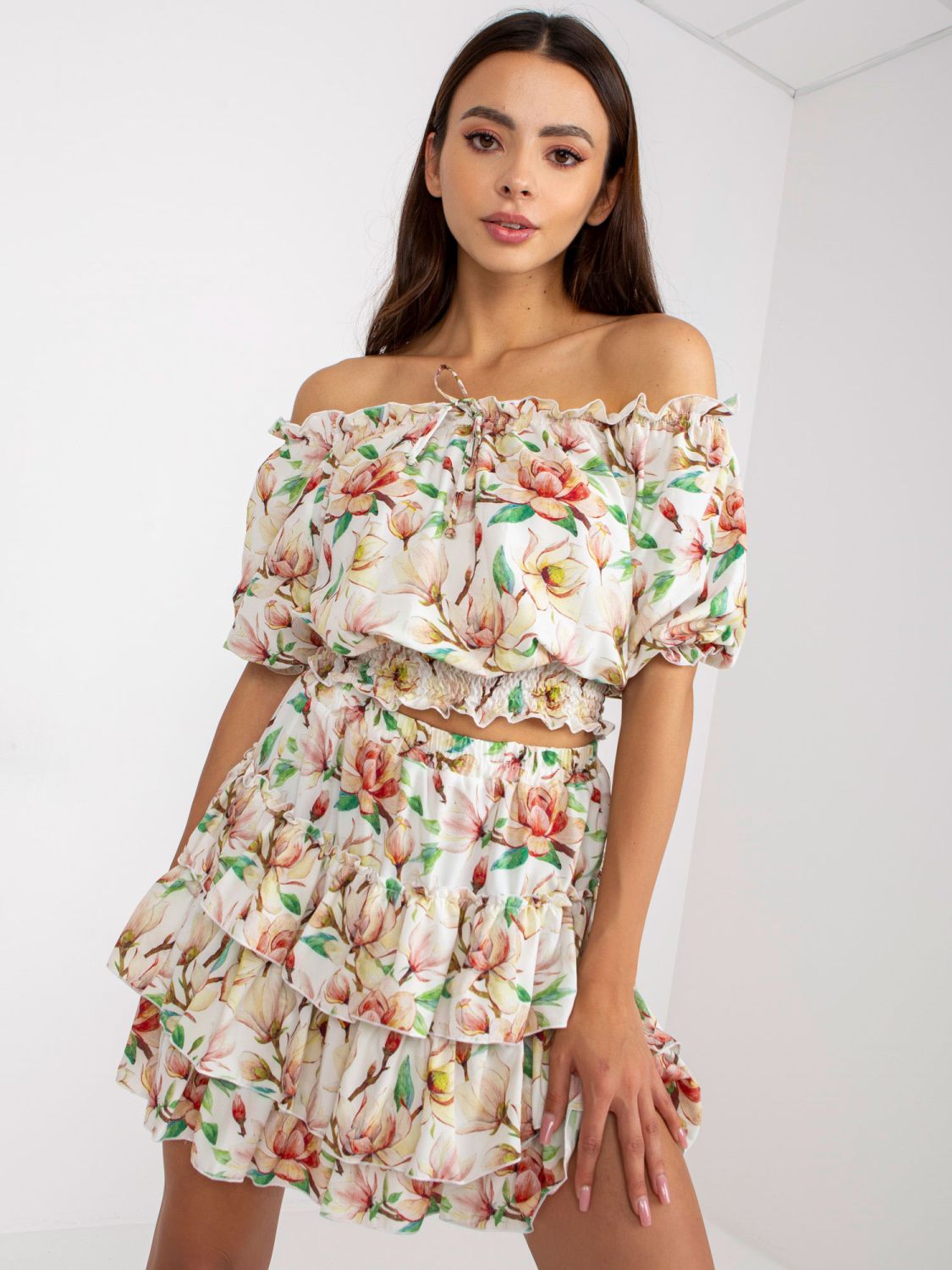 Weiß-rotes Set mit Blumenmuster