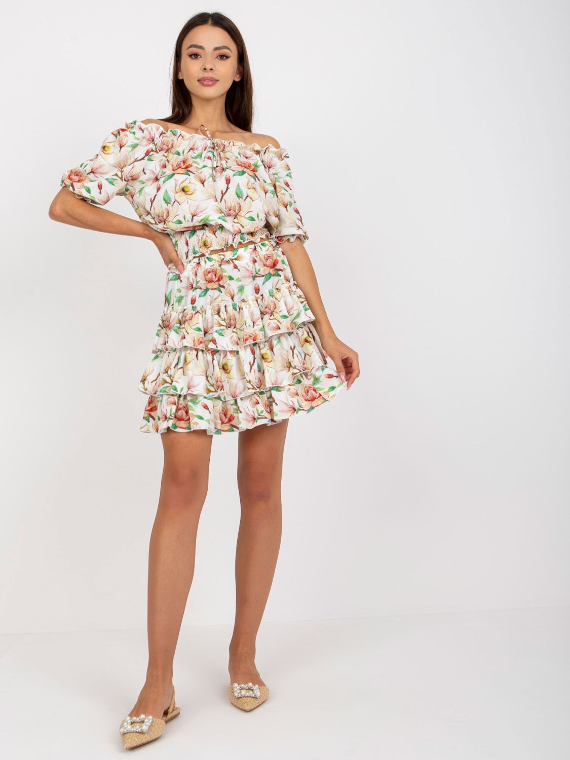 Weiß-rotes Set mit Blumenmuster