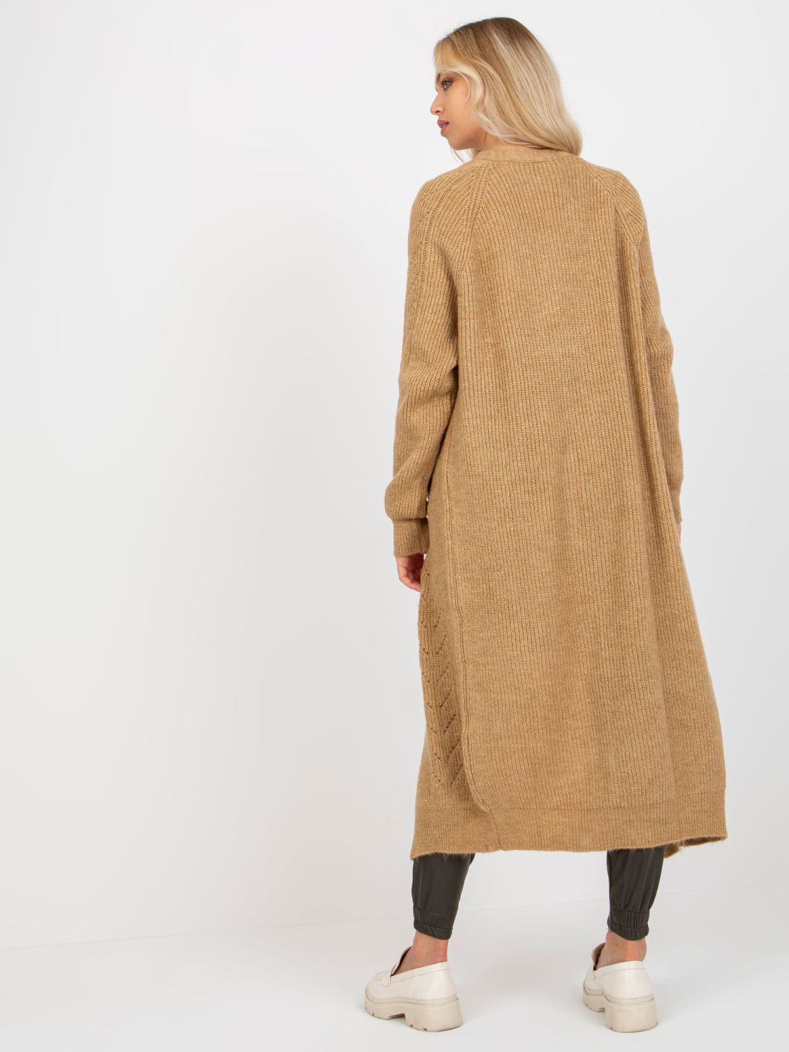Camelfarbener Maxi-Cardigan mit Ajourmuster