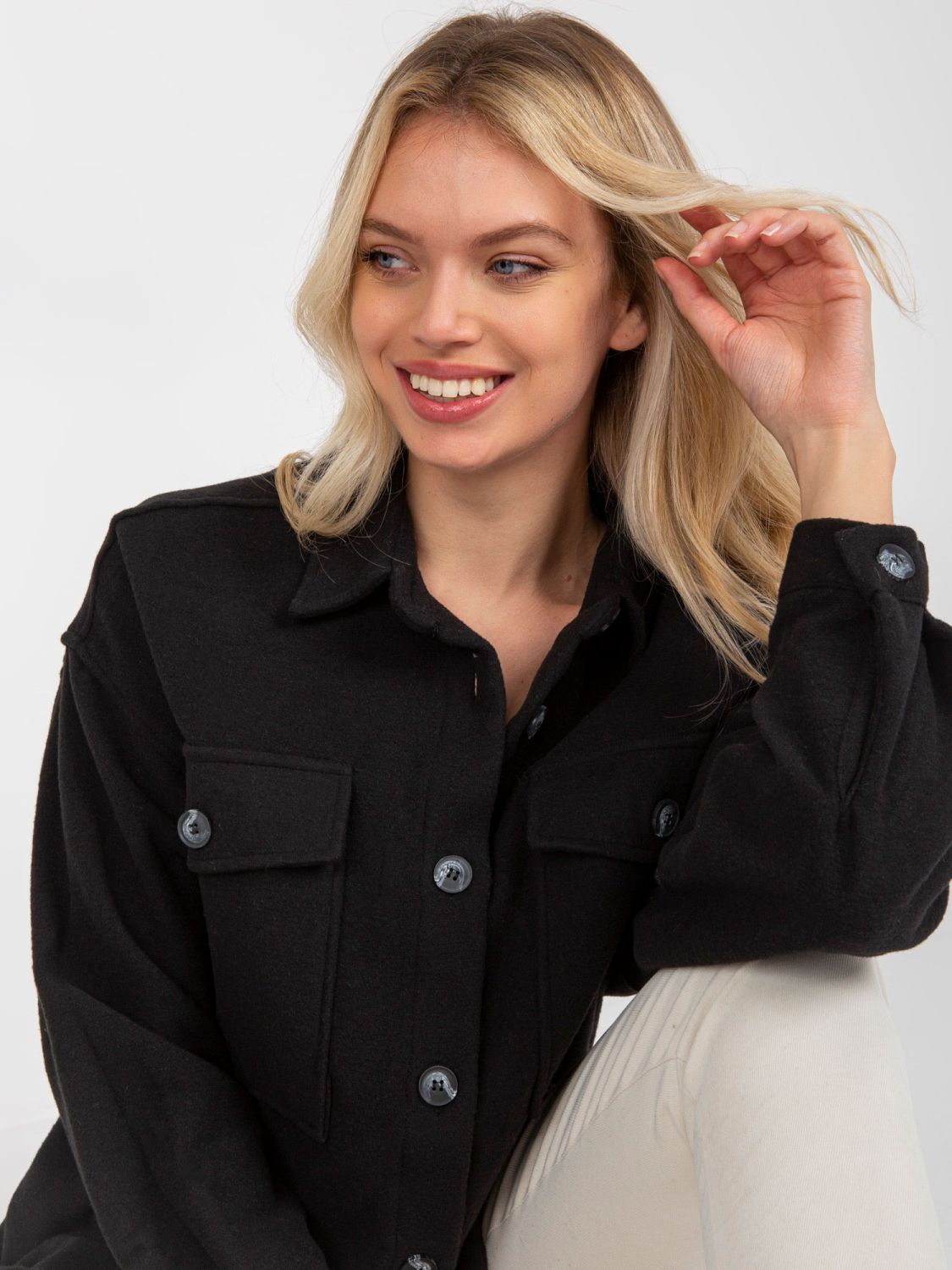 Schwarze Damenbluse mit Taschen