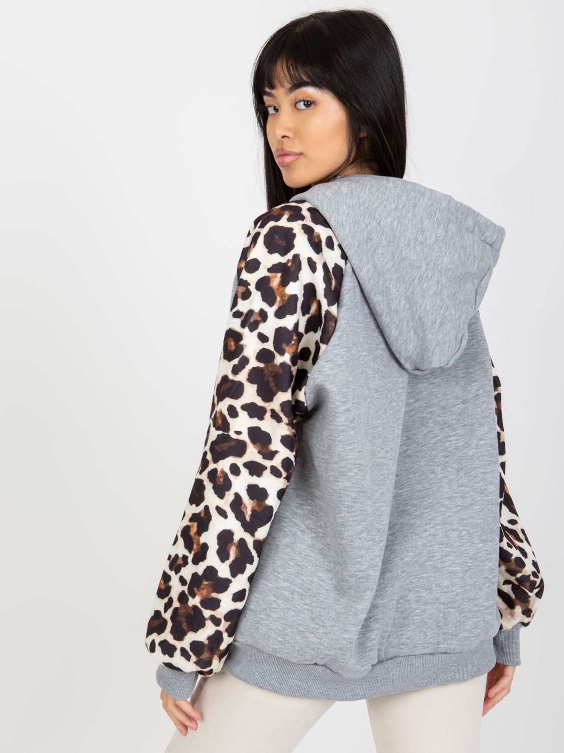 Grauer Hoodie mit Druck auf den Ärmeln von Michaela