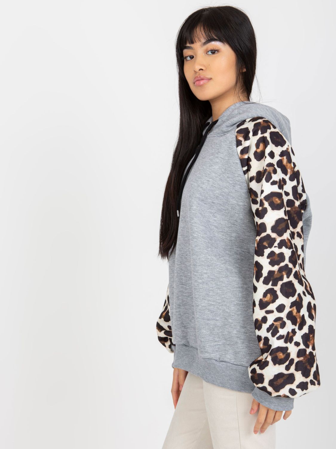 Grauer Hoodie mit Druck auf den Ärmeln von Michaela