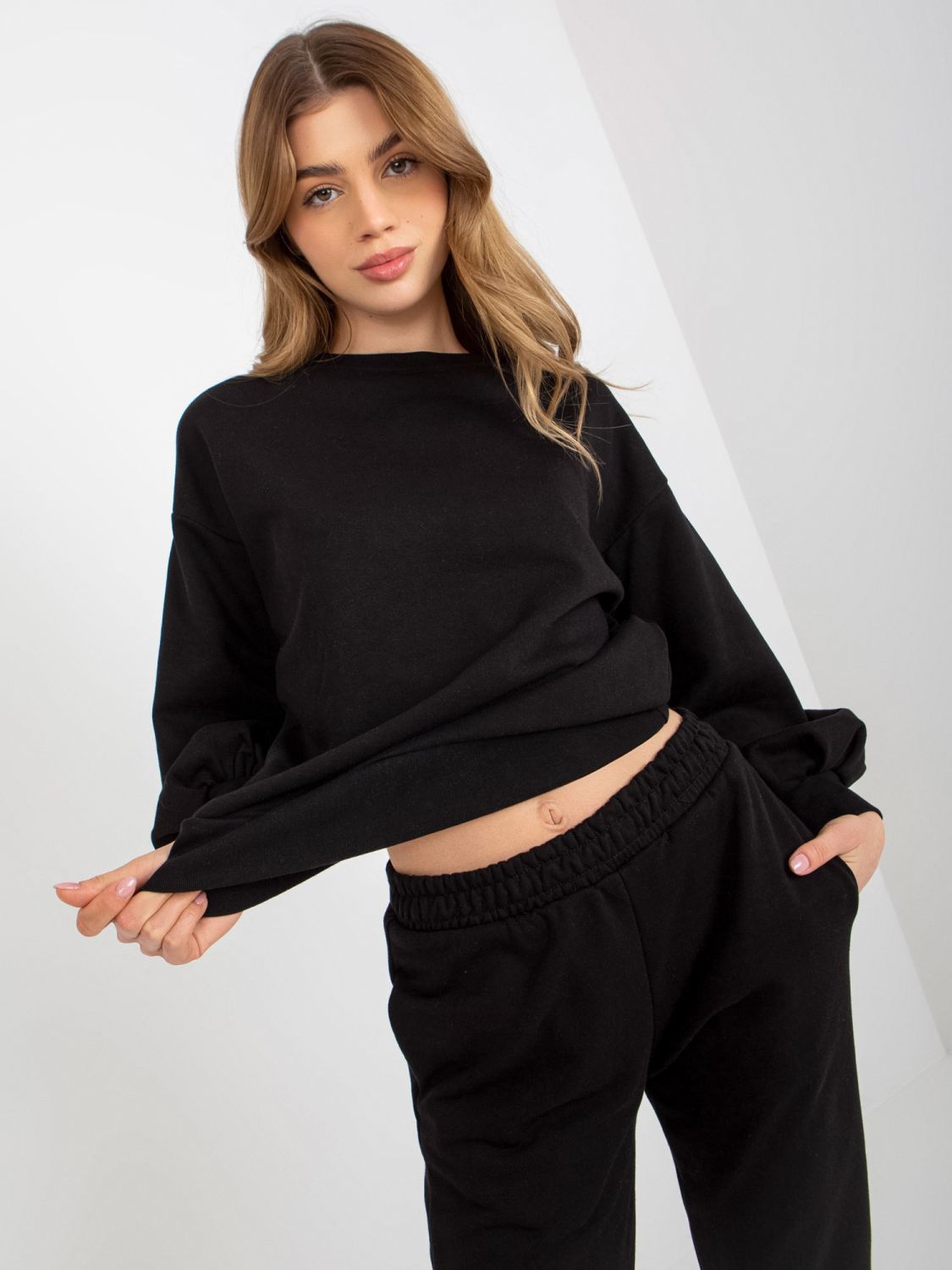 Schwarzes Casual-Set mit freiem Rücken