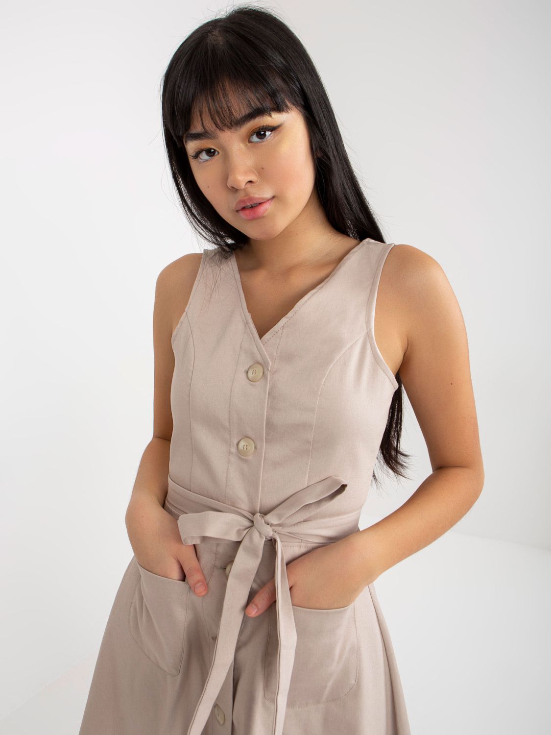 Beige ausgestellte Jeanskleid mit Knöpfen