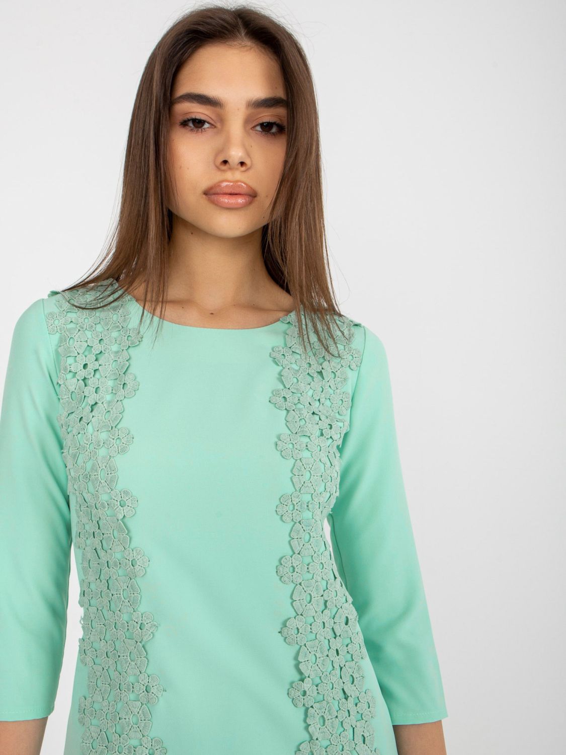 Mintgrünes Cocktailkleid mit Blumenapplikation