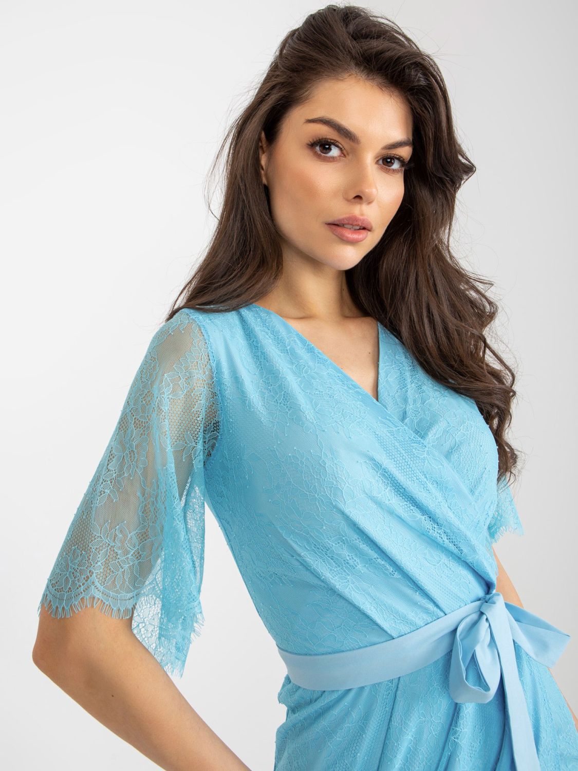 Himmelblaue Spitzen-Kleid mit Gürtel