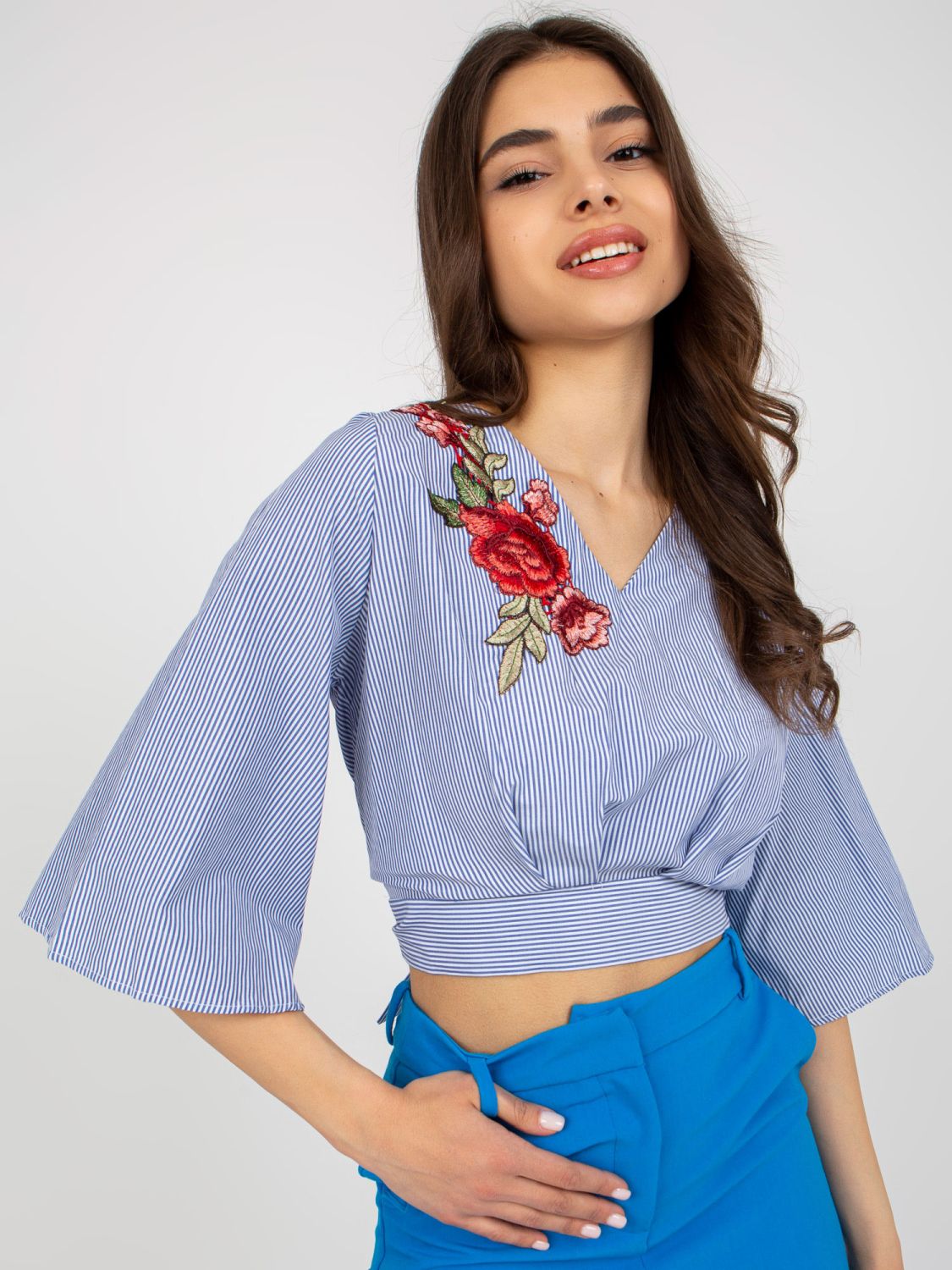 Weiß-blau gestreifte elegante Bluse