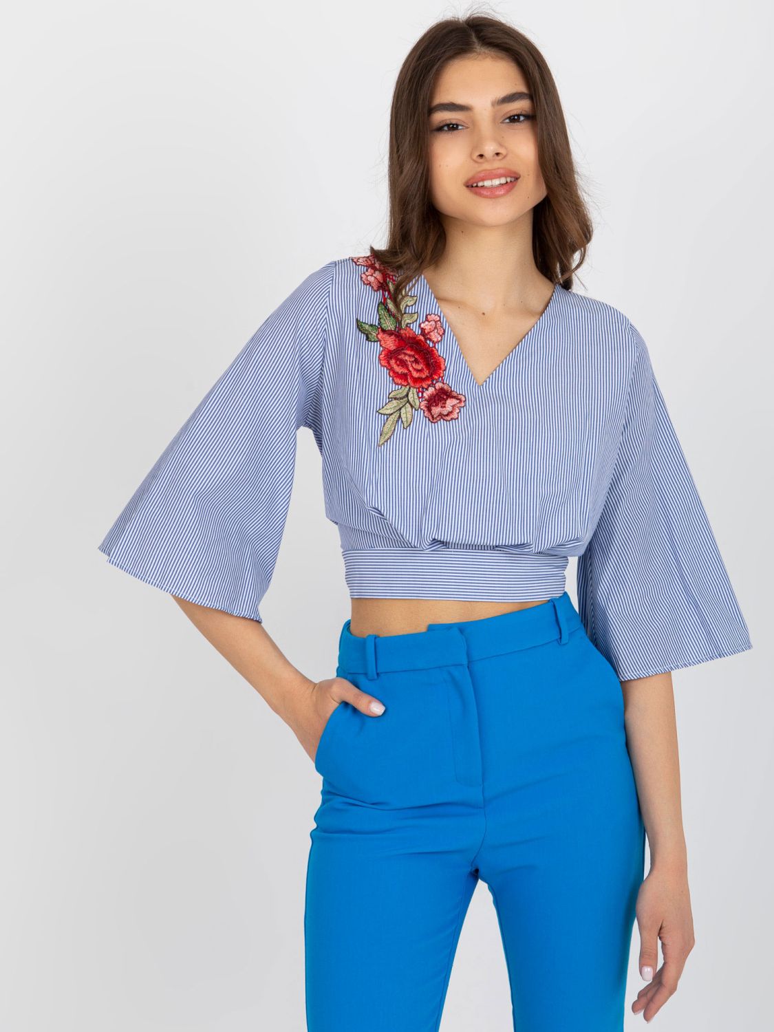 Weiß-blau gestreifte elegante Bluse