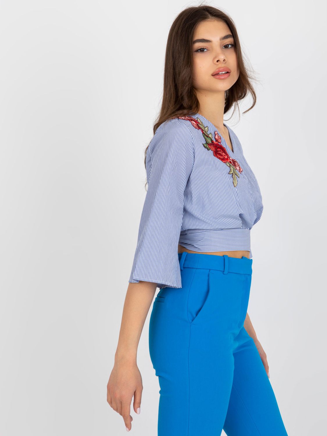 Weiß-blau gestreifte elegante Bluse