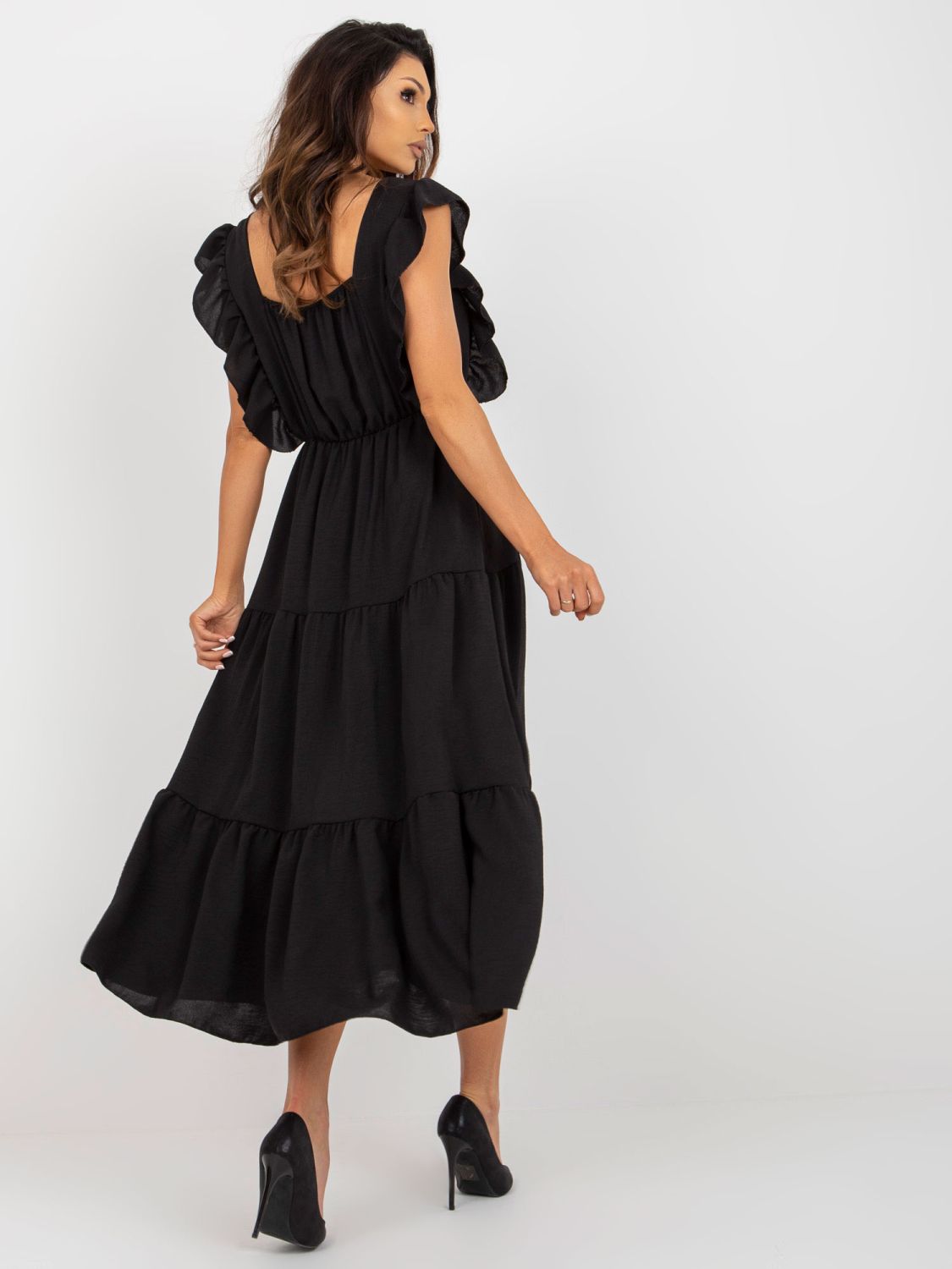 Schwarzes Midi-Kleid mit Volant und lockerem Schnitt