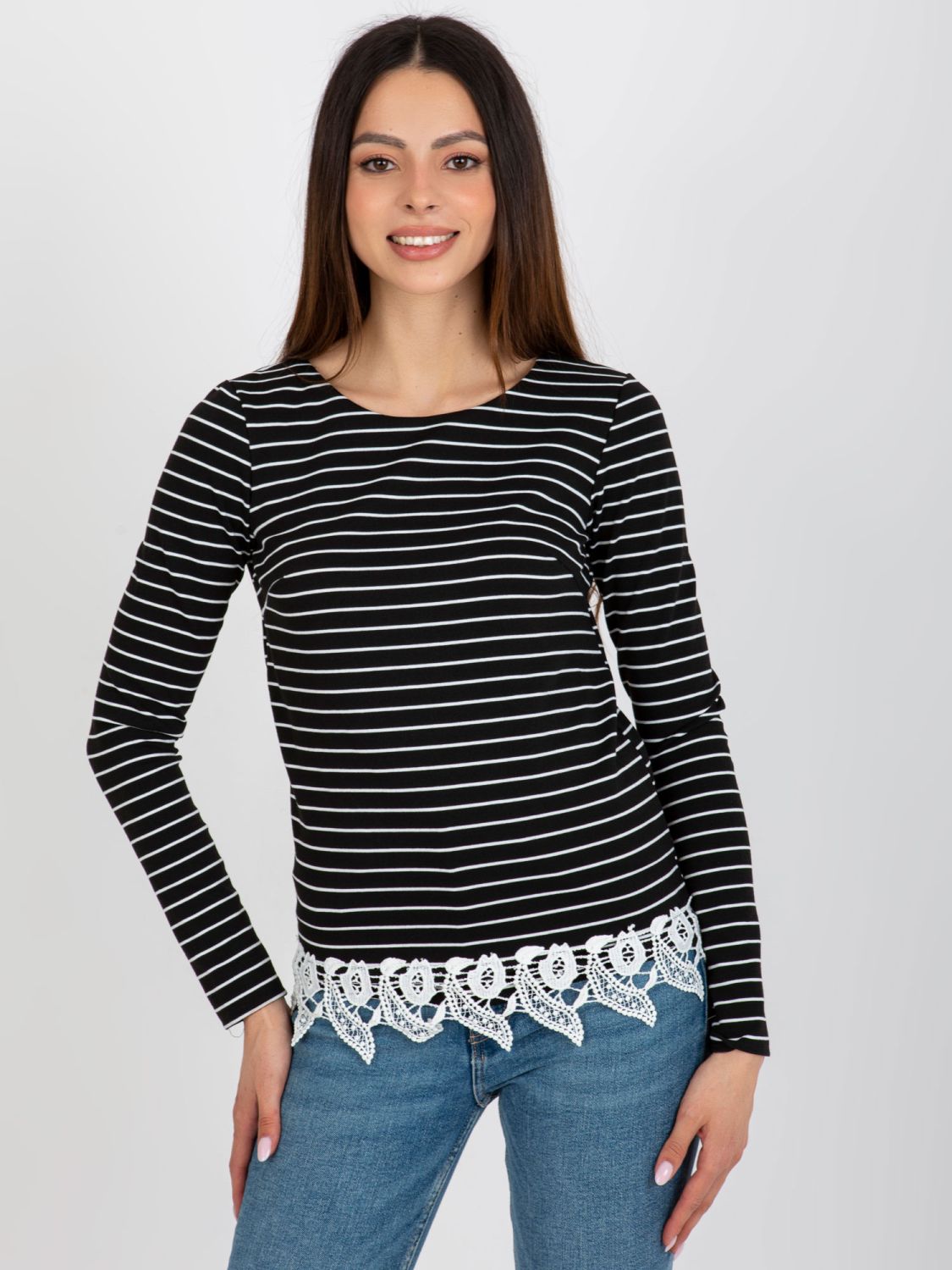 Schwarze Damenbluse mit Streifen und Spitze