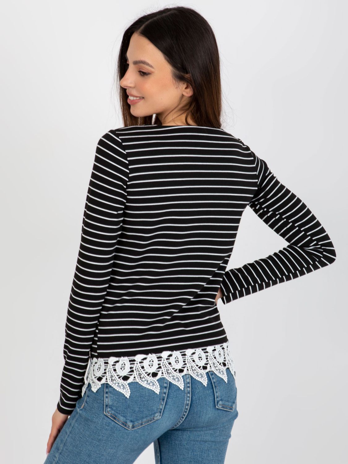 Schwarze Damenbluse mit Streifen und Spitze