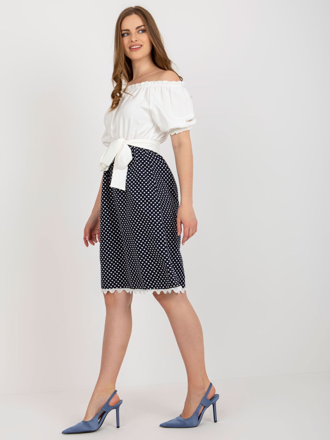 Ecru-blaues Cocktailkleid mit Gürtel