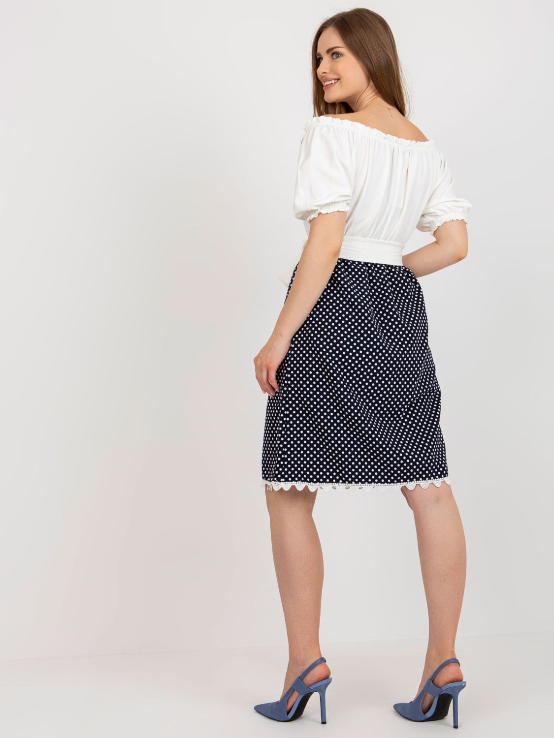 Ecru-blaues Cocktailkleid mit Gürtel