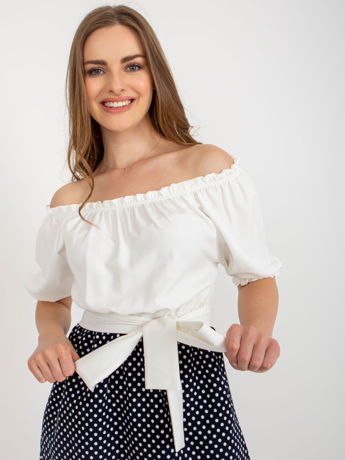 Ecru-blaues Cocktailkleid mit Gürtel