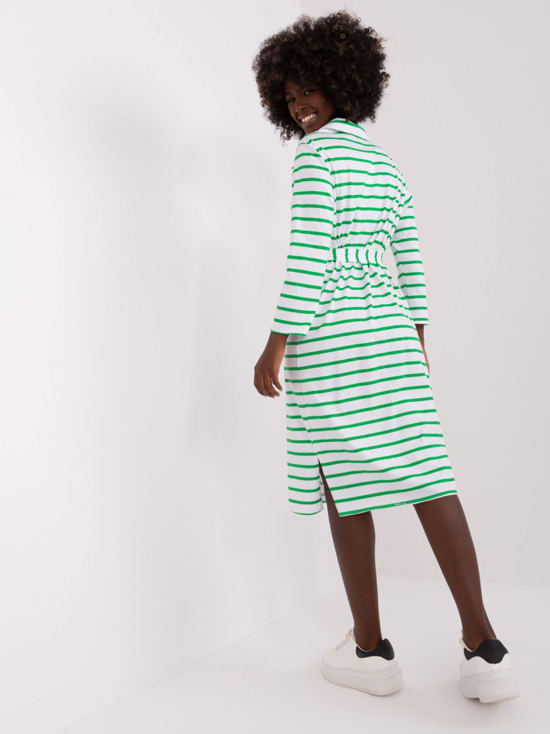 Weiß-grünes einfaches Kleid mit Kragen