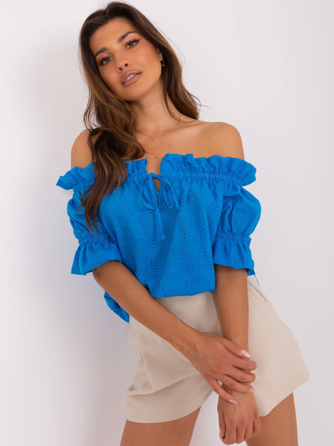 Blaue Baumwollbluse mit Carmen-Ausschnitt
