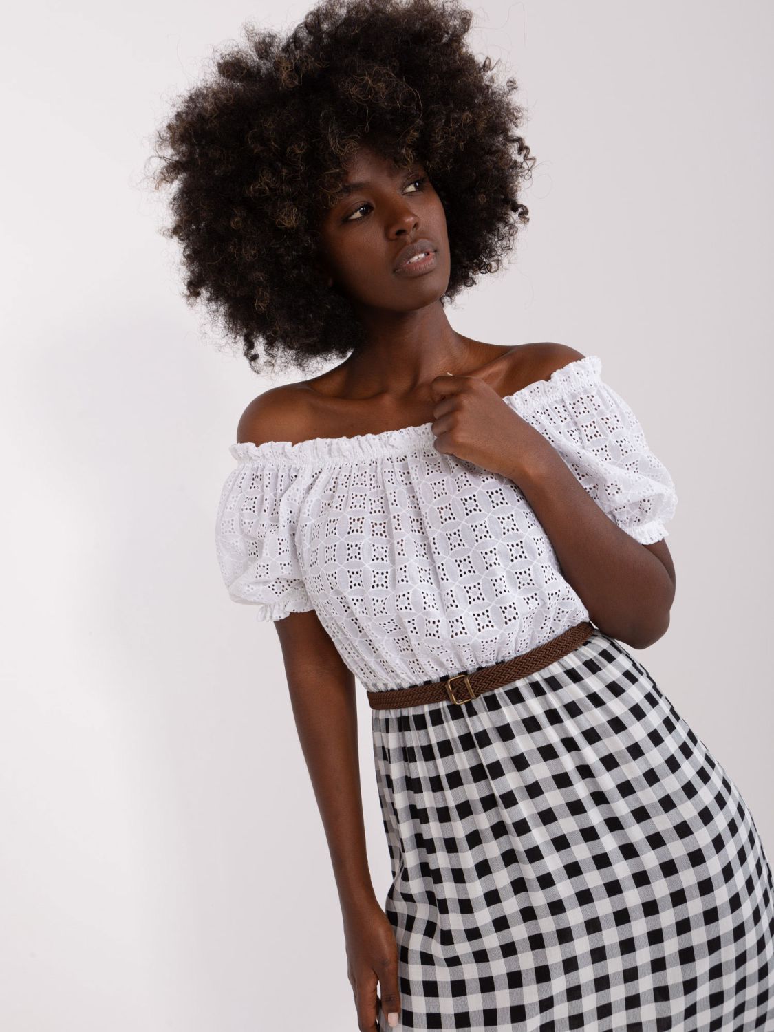 Ecru-schwarzes Kleid im hiszpanka-Stil mit Gürtel