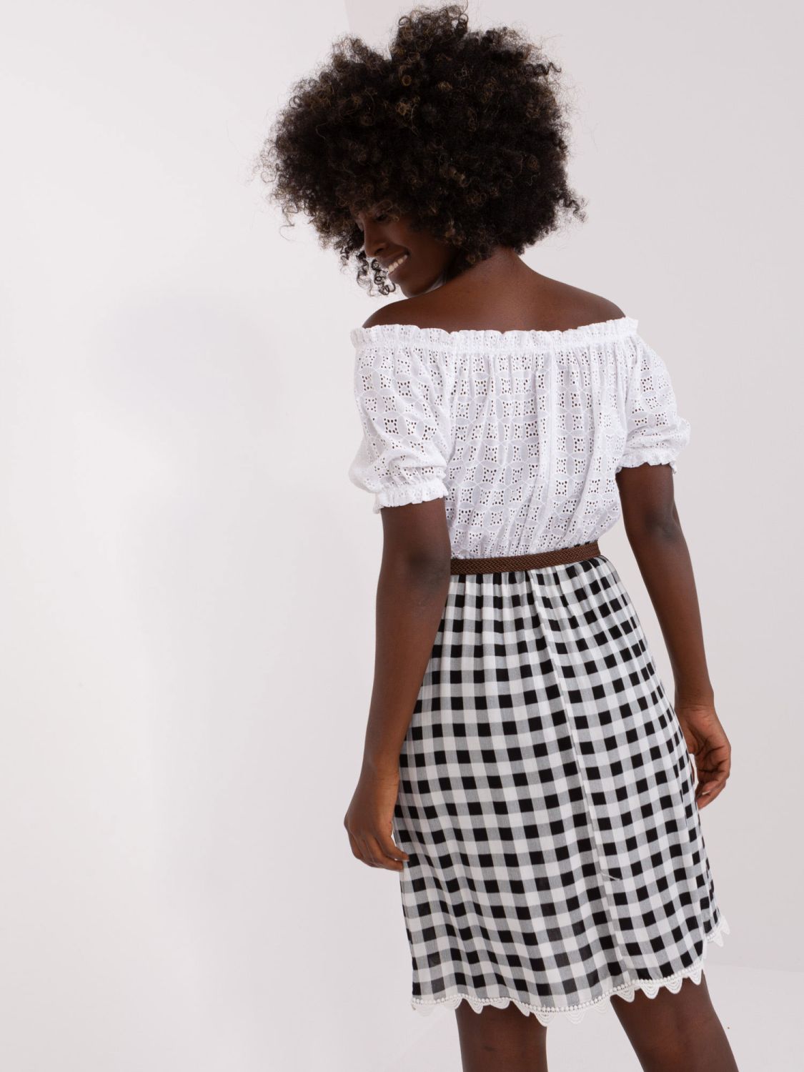 Ecru-schwarzes Kleid im hiszpanka-Stil mit Gürtel