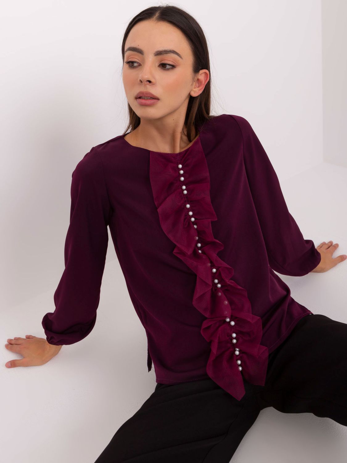 Elegante dunkelviolette Bluse mit Perlen