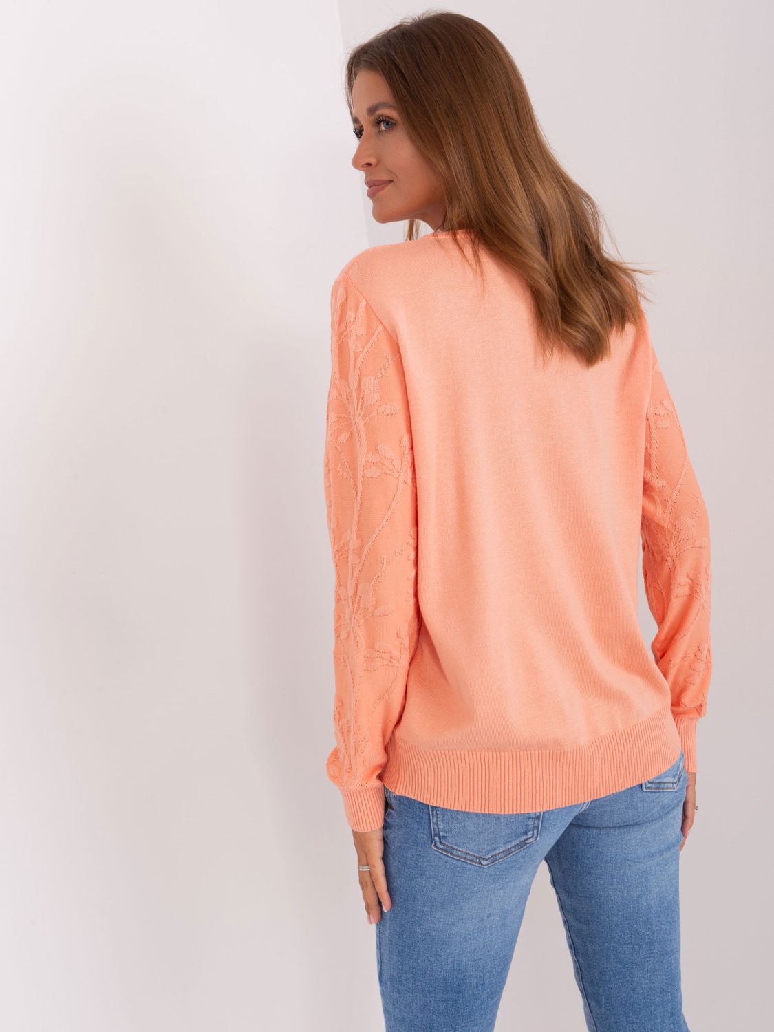 Pfirsichfarbener klassischer Pullover mit Muster