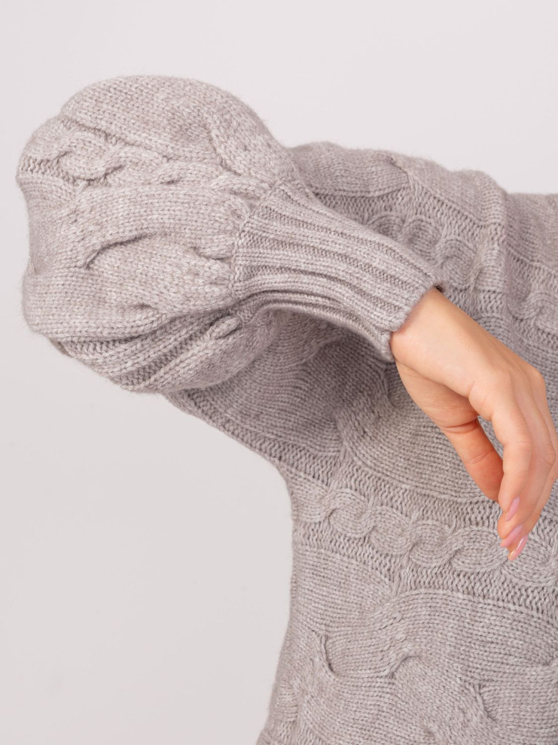 Graues Damenstrickkleid bis zum Knie