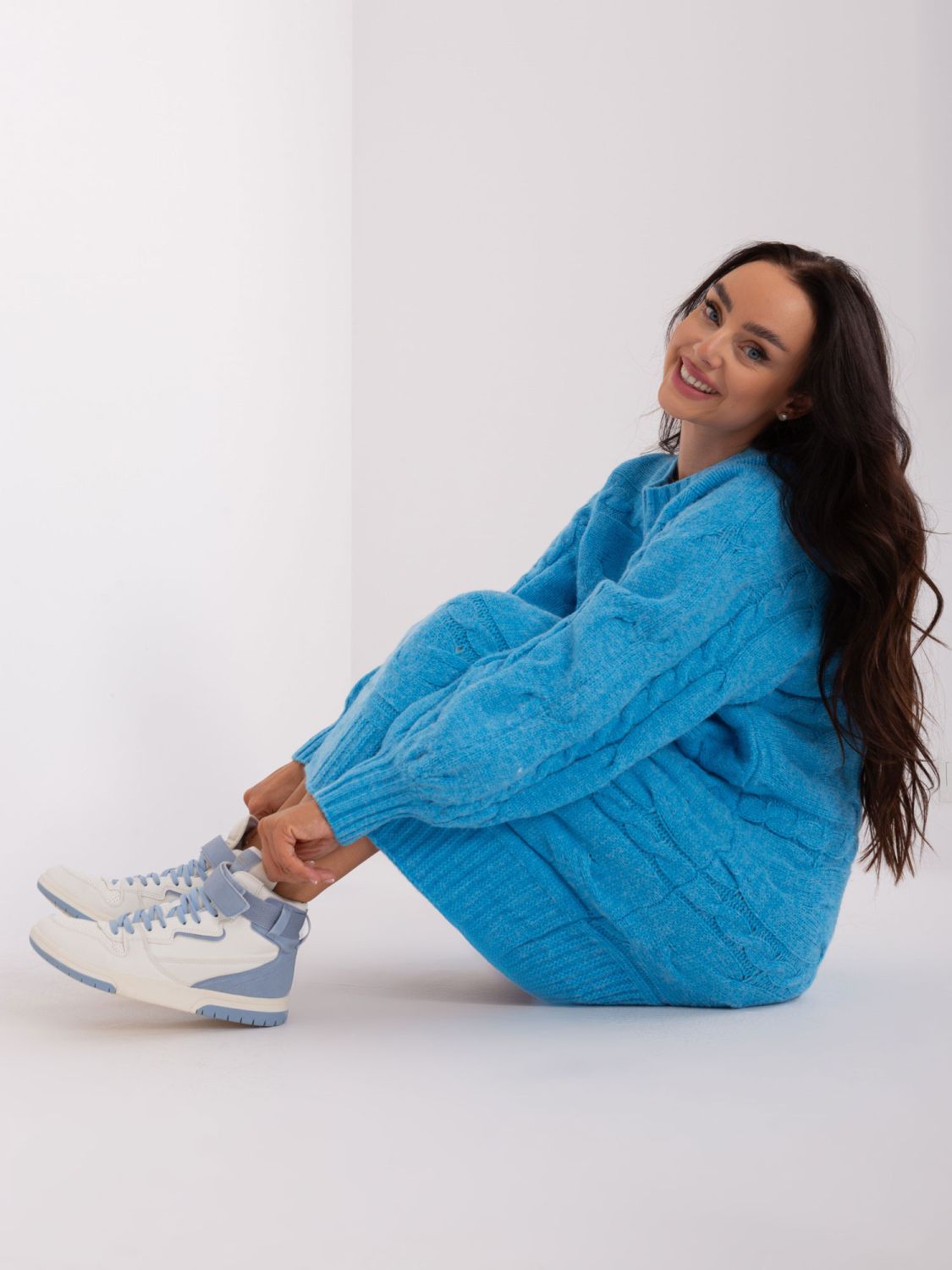 Blaue Strickkleid mit langen Ärmeln