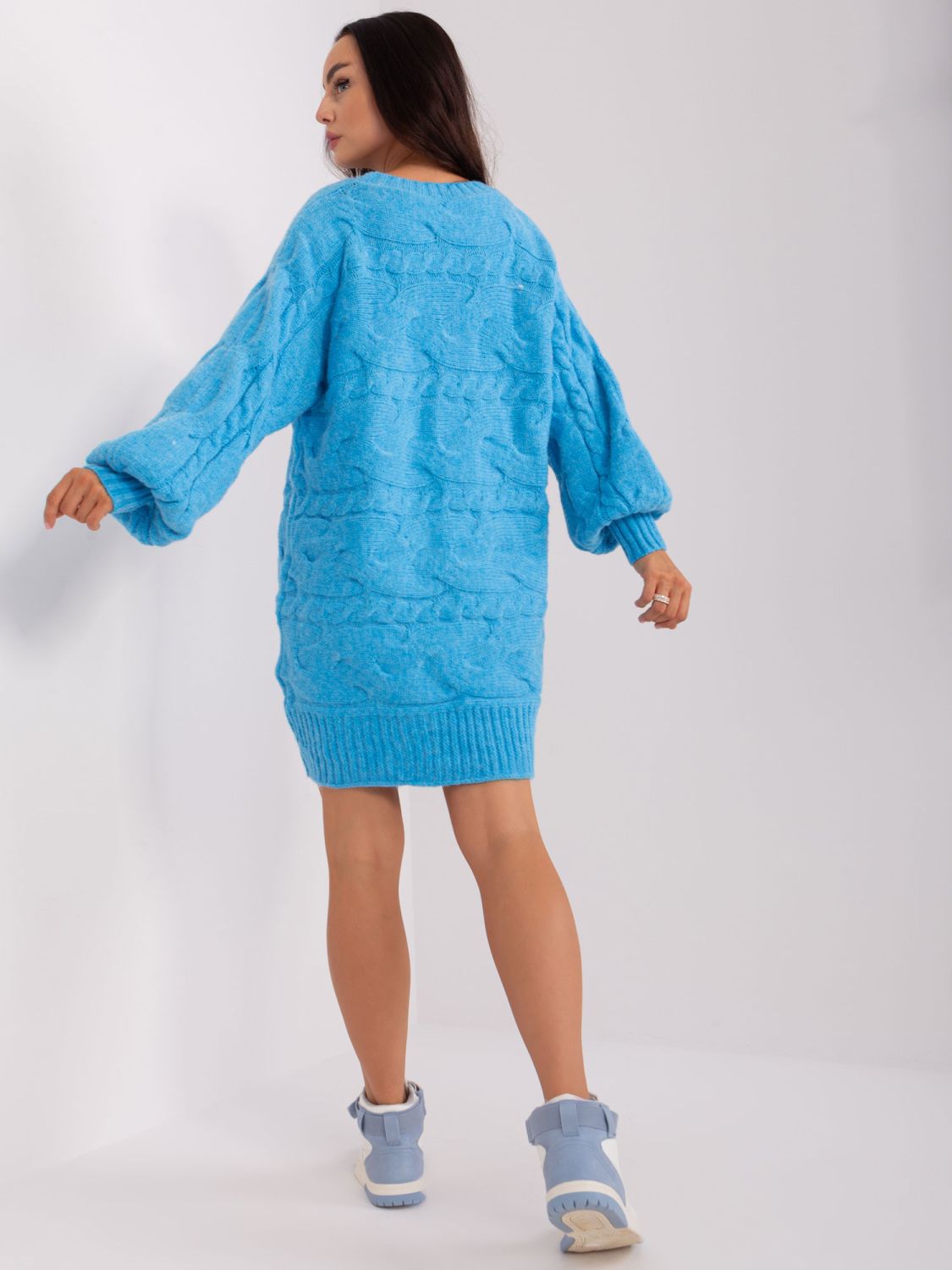 Blaue Strickkleid mit langen Ärmeln