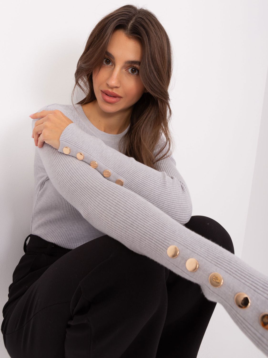 Grau klassischer Pullover mit Knöpfen an den Ärmeln