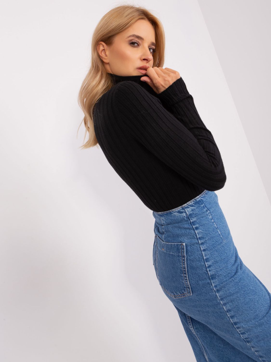 Schwarzer gestreifter Pullover mit Rollkragen