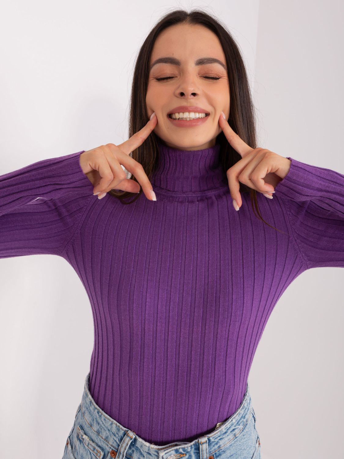 Dunkellila figurbetonender Pullover mit Rollkragen