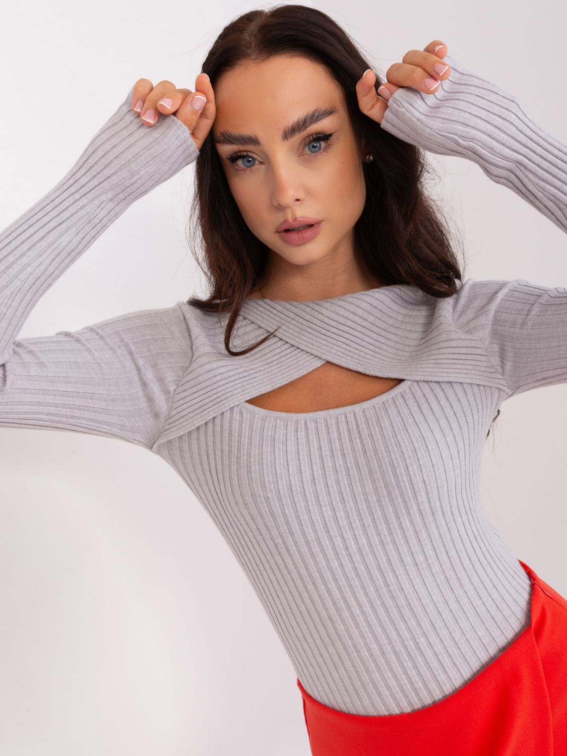 Helles graues gestreiftes Strickpullover