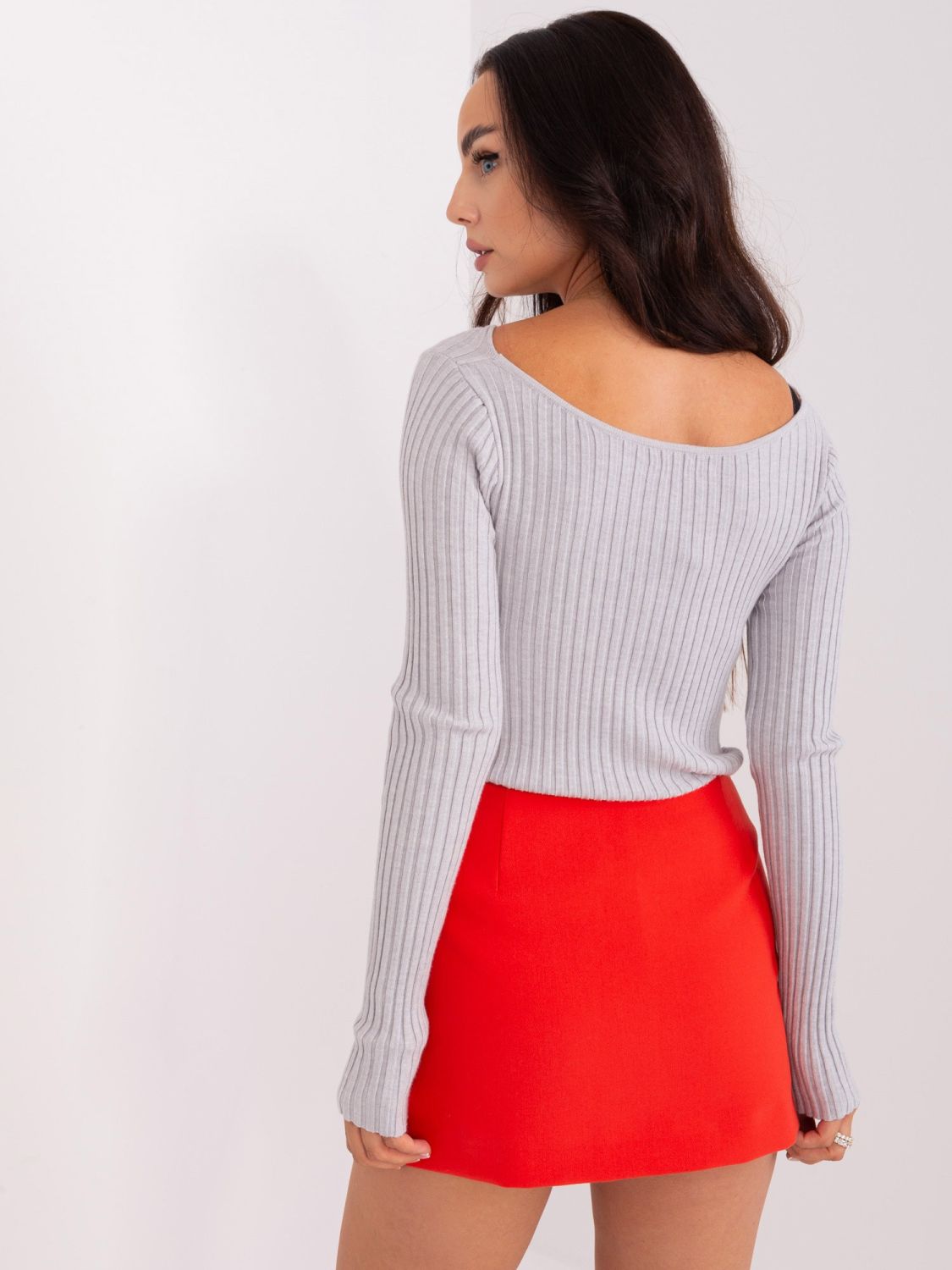 Helles graues gestreiftes Strickpullover