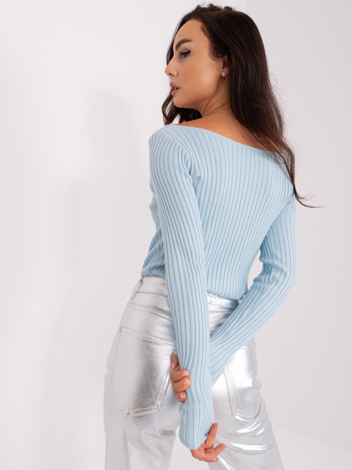 Helles blauer klassischer gerippter Pullover